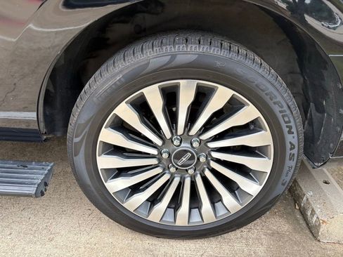 Used 2018 Lincoln Navigator Reserve w/ Technology Package AWD/4WD image 14