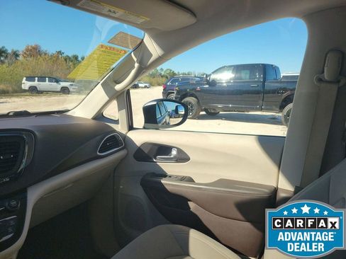 Used 2017 Chrysler Pacifica LX image 12