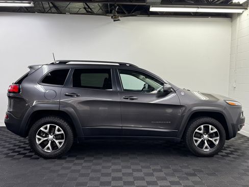 Used 2018 Jeep Cherokee Trailhawk AWD/4WD image 4