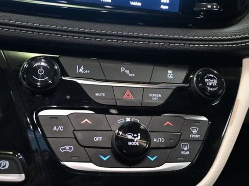 Used 2023 Chrysler Pacifica Limited FWD image 29