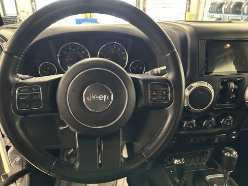Used 2015 Jeep Wrangler Unlimited Sahara w/ Connectivity Group image 25