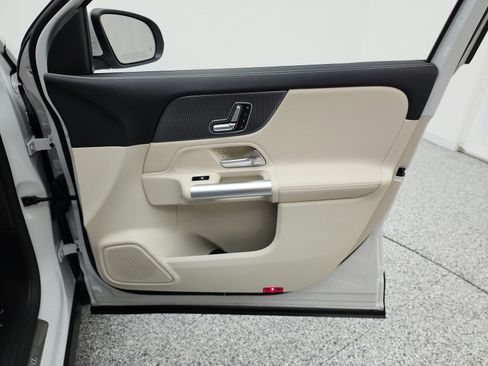 Used 2023 Mercedes-Benz GLA 250 w/ Premium Package image 19