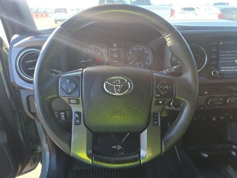 Used 2022 Toyota Tacoma TRD Sport w/ Technology Package image 6