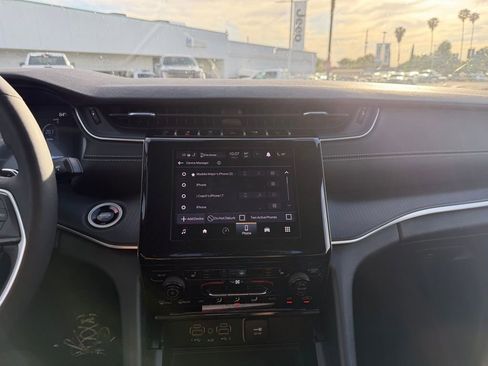 Used 2025 Jeep Grand Cherokee Altitude image 9