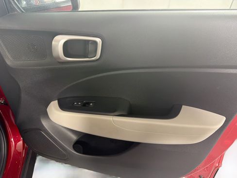 Used 2025 Hyundai Venue SEL FWD image 29