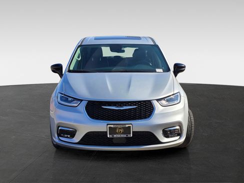 Used 2024 Chrysler Pacifica Limited image 3