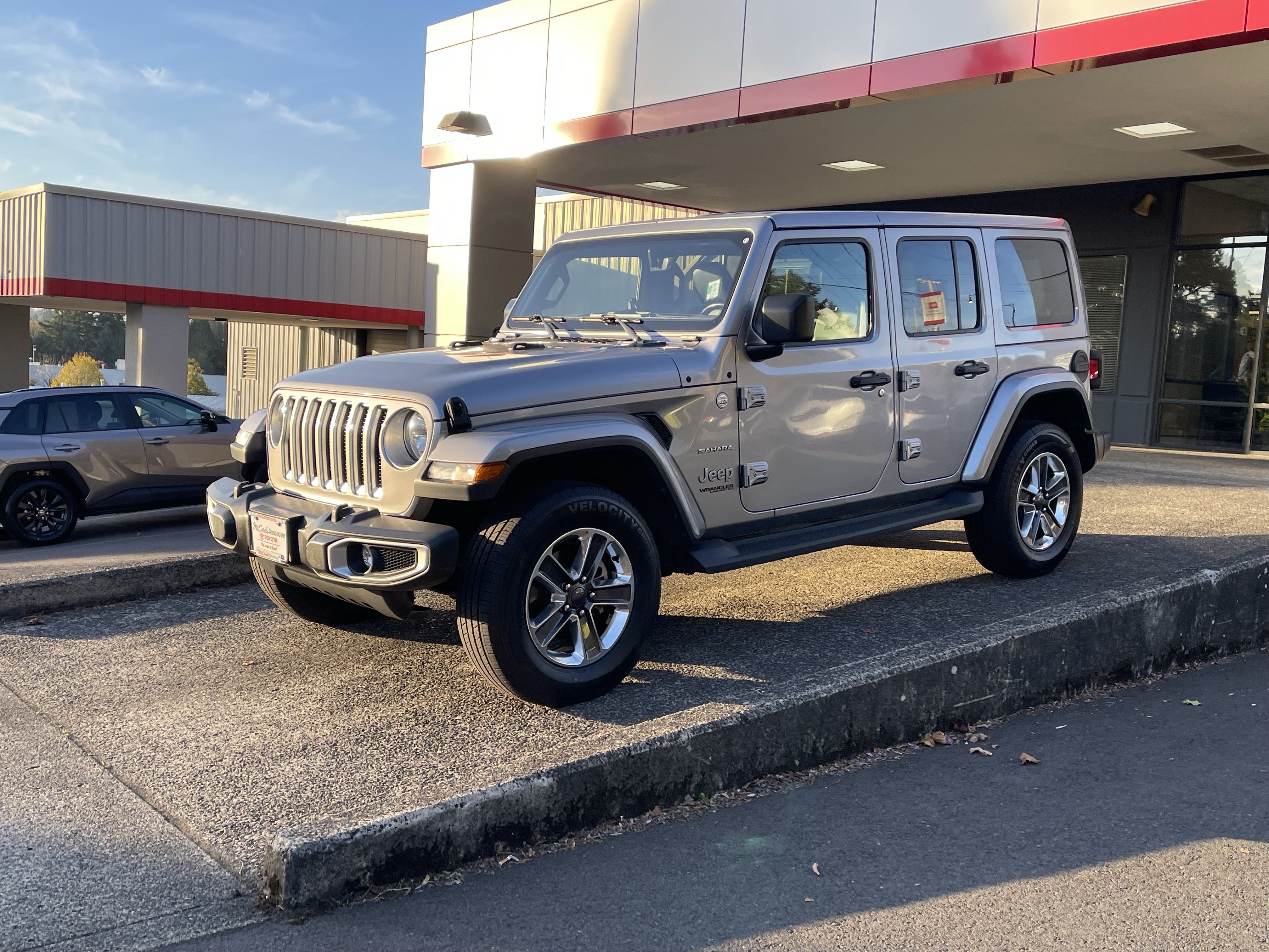 Used 2018 Jeep Wrangler Unlimited Sahara AWD/4WD image 4
