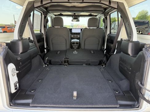 Used 2025 Jeep Wrangler Unlimited Sahara AWD/4WD image 15
