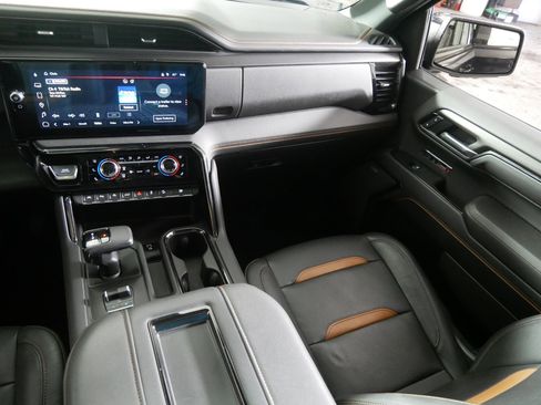 Used 2022 GMC Sierra 1500 AT4 w/ AT4 Premium Package image 11