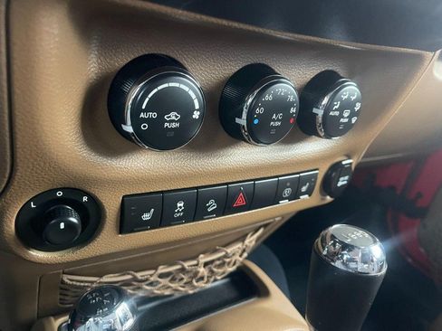 Used 2014 Jeep Wrangler Unlimited Sahara w/ Connectivity Group AWD/4WD image 23