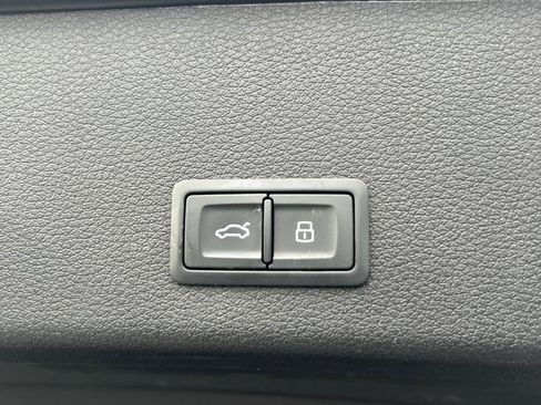 Used 2021 Audi e-tron Premium w/ Convenience Plus Package image 18