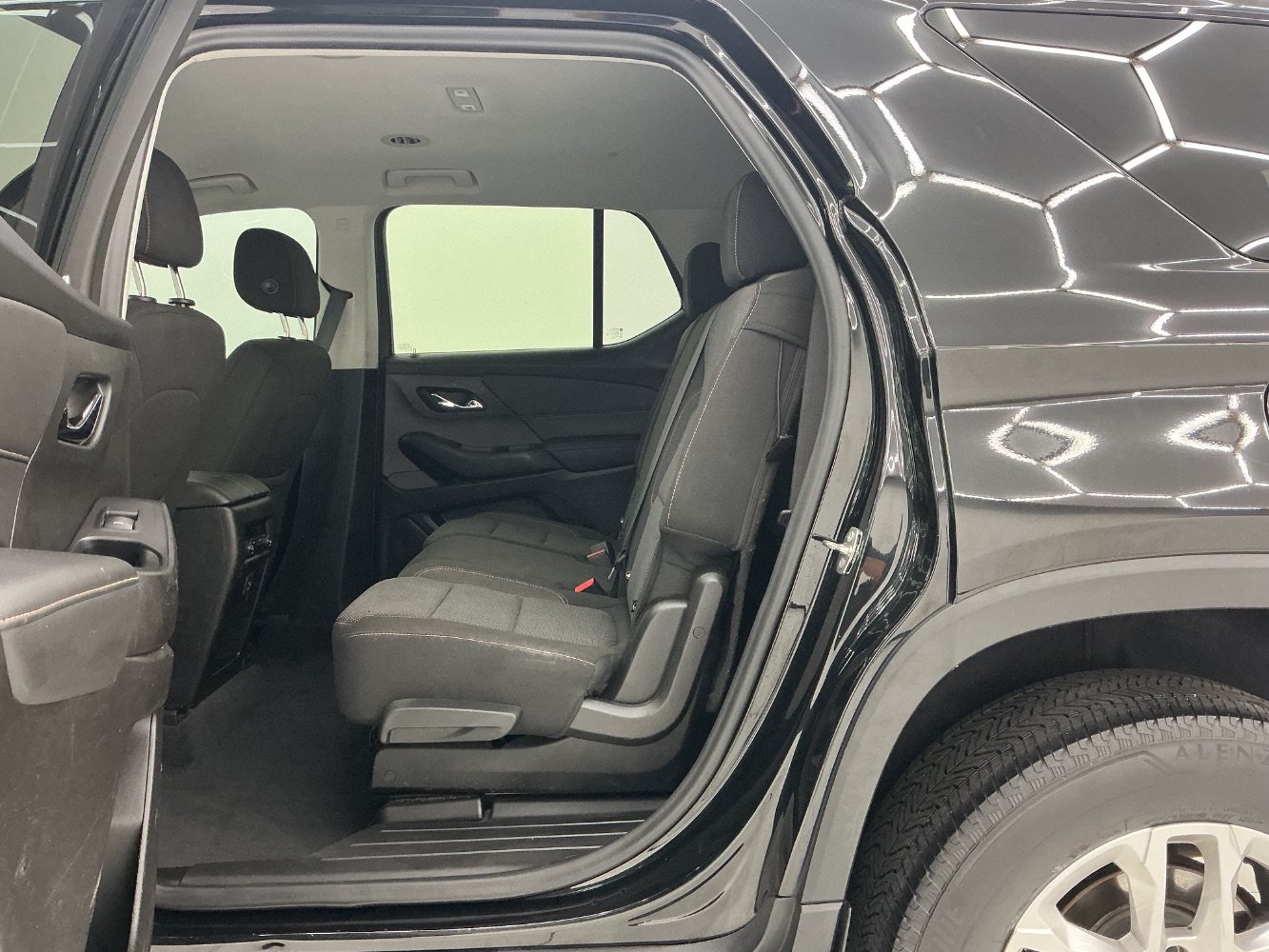 Used 2021 Chevrolet Traverse LS AWD/4WD image 19