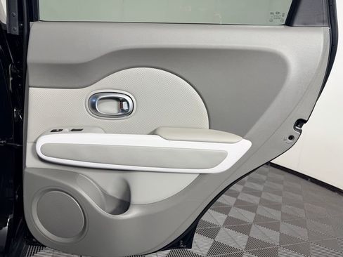 Used 2017 Kia Soul EV + w/ Sun & Fun Package image 33