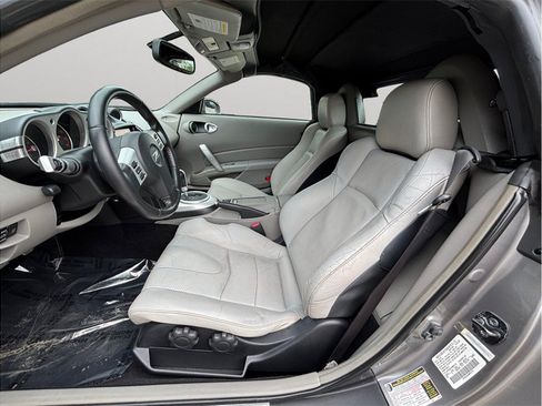 Used 2009 Nissan 350Z Touring RWD image 2