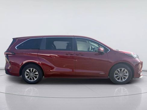 Used 2021 Toyota Sienna LE FWD image 2