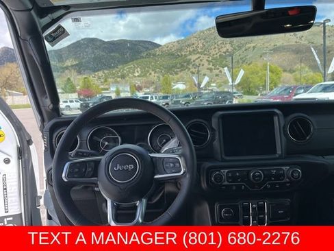 Used 2023 Jeep Gladiator Overland AWD/4WD image 20