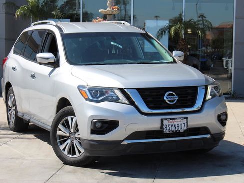 Used 2019 Nissan Pathfinder SL image 2