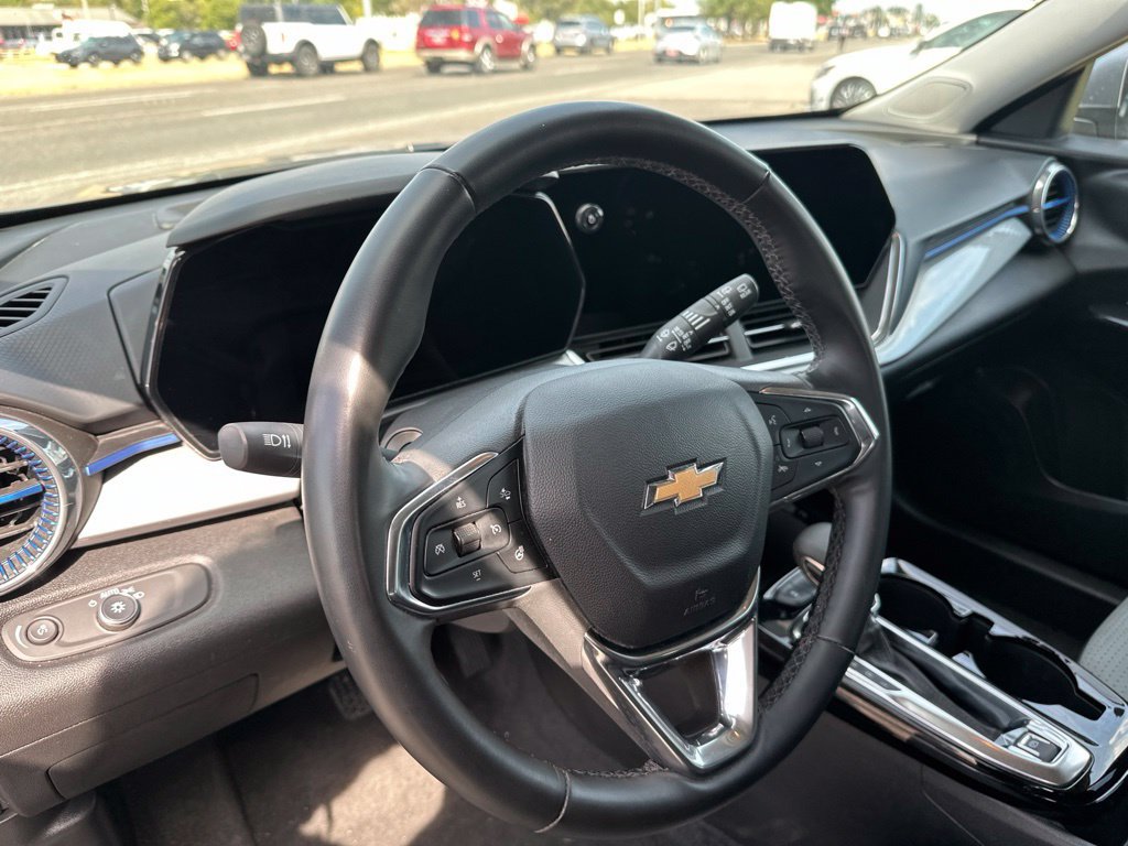 Used 2025 Chevrolet Trax LT w/ LT Convenience Package FWD image 17