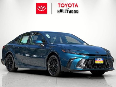 New 2026 Toyota Camry SE FWD image 1