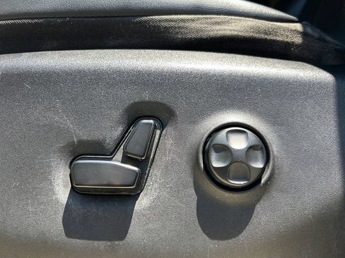 Used 2020 Chrysler Voyager Lxi FWD image 33