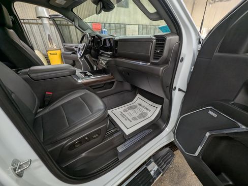 Used 2024 GMC Sierra 2500 SLT w/ SLT Premium Package image 8