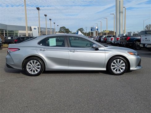 Used 2018 Toyota Camry LE image 3