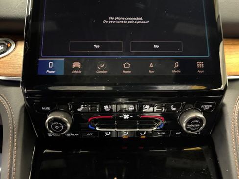 Used 2025 Jeep Grand Cherokee L Summit AWD/4WD image 3