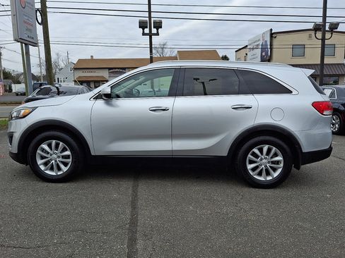Used 2018 Kia Sorento LX image 2