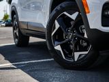 Used 2024 Kia Seltos EX image 2