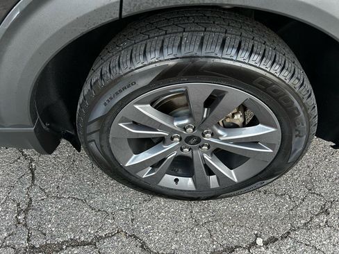 Used 2022 Ford Explorer XLT w/ Equipment Group 202A image 6