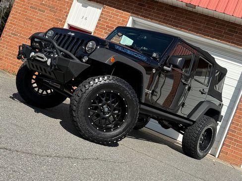 Used 2015 Jeep Wrangler Unlimited Rubicon w/ Dual Top Group AWD/4WD image 5