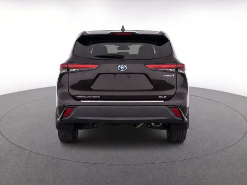 Used 2020 Toyota Highlander XLE AWD/4WD image 3