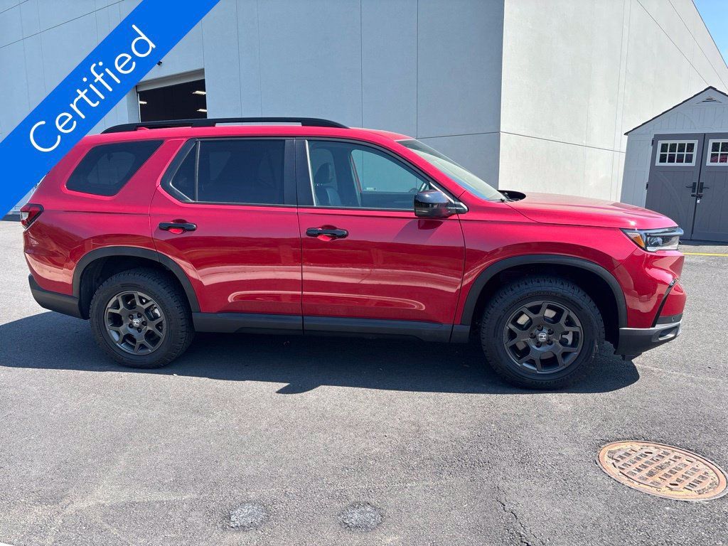 Used 2025 Honda Pilot TrailSport image 4