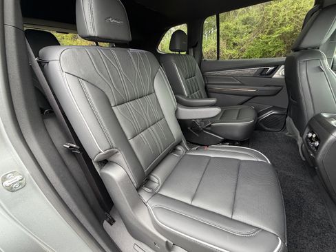 Used 2025 Buick Enclave Avenir w/ Super Cruise Package image 16