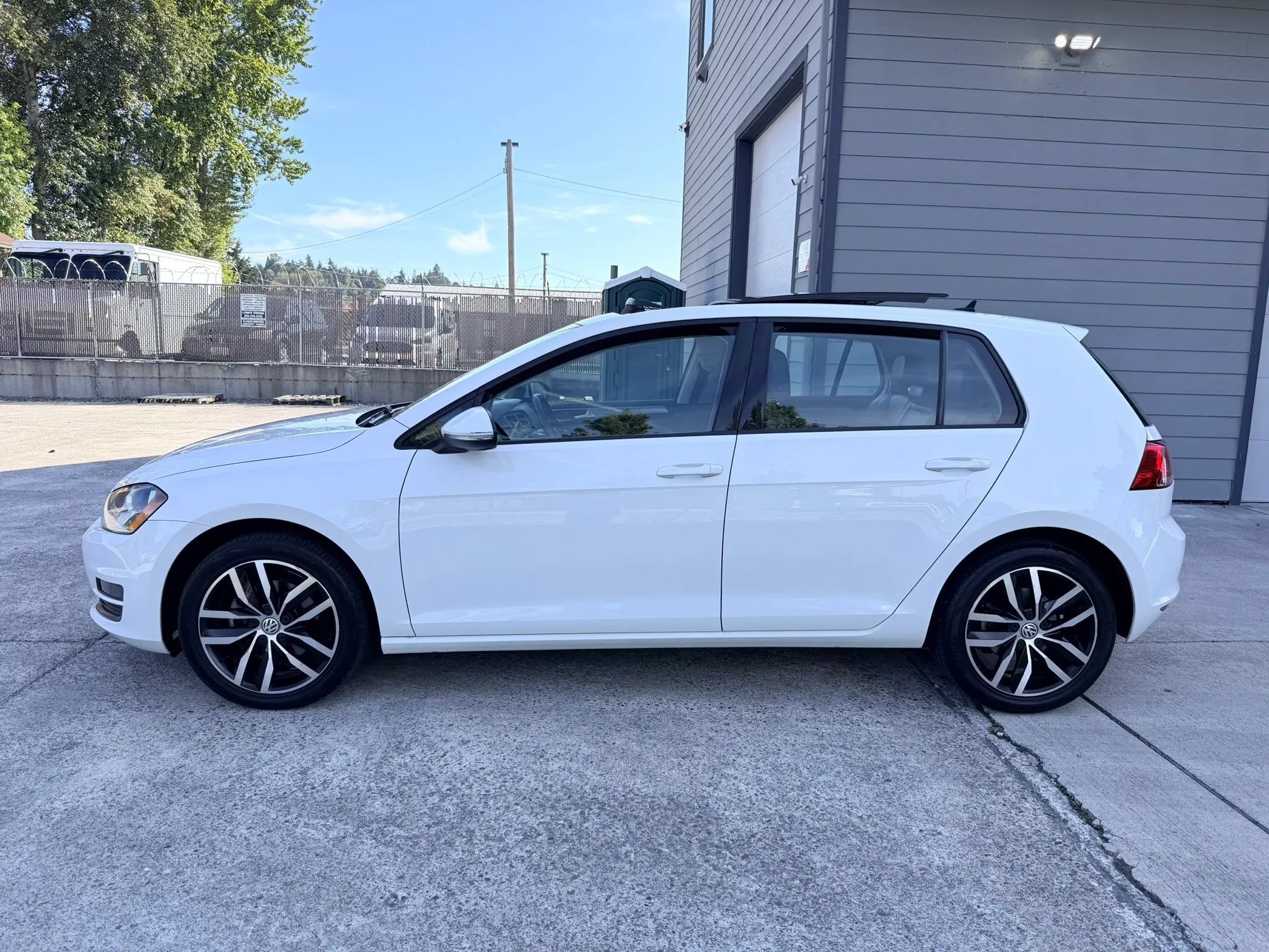 Used 2015 Volkswagen Golf SE FWD image 2