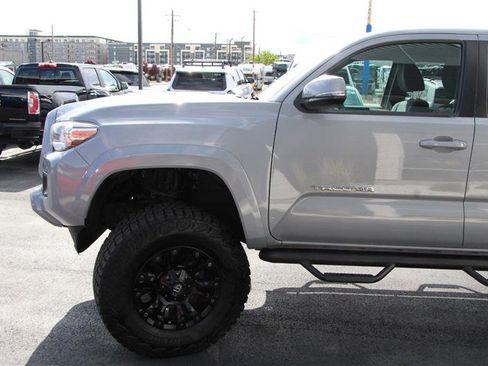 Used 2018 Toyota Tacoma TRD Sport w/ Technology Package AWD/4WD image 4