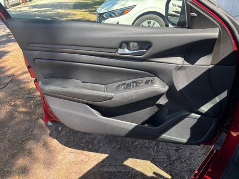 Used 2025 Nissan Altima 2.5 SV FWD image 18