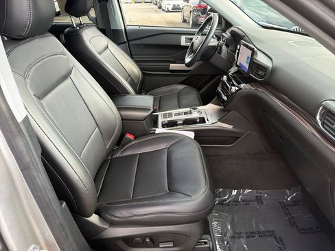 Used 2022 Ford Explorer Limited w/ Equipment Group 301A RWD image 13