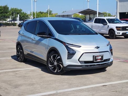 Used 2023 Chevrolet Bolt LT w/ Infotainment Package FWD image 2