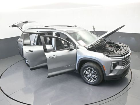 Used 2025 Chevrolet Traverse LT image 72