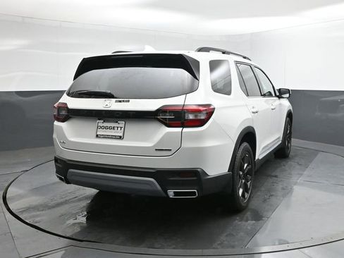 Used 2025 Honda Pilot Touring image 11