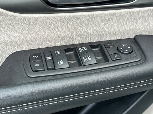 Used 2024 Chrysler Pacifica Touring-L image 11