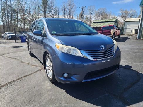 Used 2016 Toyota Sienna XLE w/ XLE Navigation Package image 1