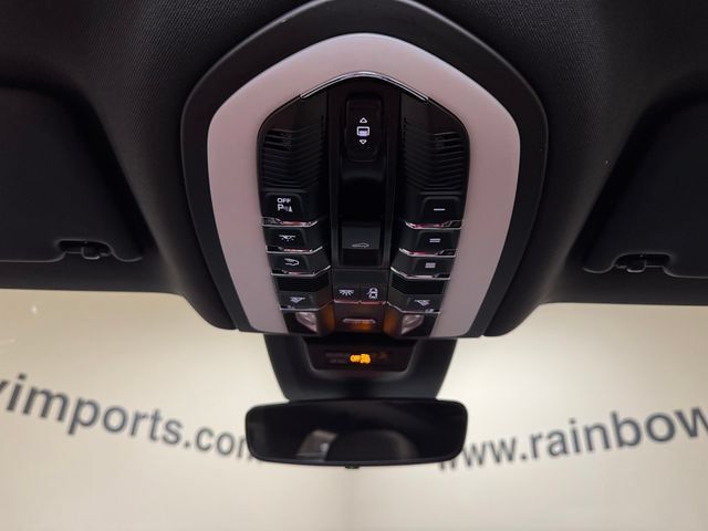 Used 2025 Porsche Macan AWD/4WD image 18