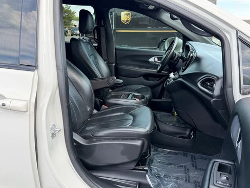 Used 2020 Chrysler Pacifica Touring-L w/ S Appearance Package FWD image 12