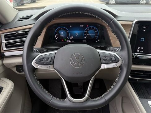 Used 2025 Volkswagen Atlas SE image 12
