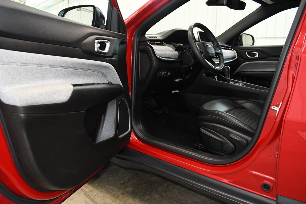 Used 2024 Jeep Compass Latitude AWD/4WD image 13