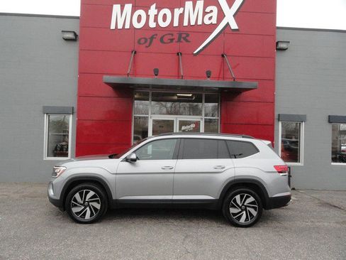 Used 2025 Volkswagen Atlas SE image 2