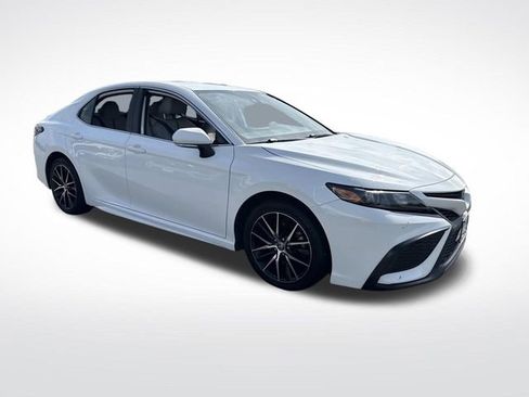 Used 2024 Toyota Camry SE image 8