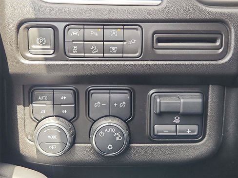 Used 2022 Chevrolet Suburban Z71 w/ Off-Road Capability Package AWD/4WD image 17